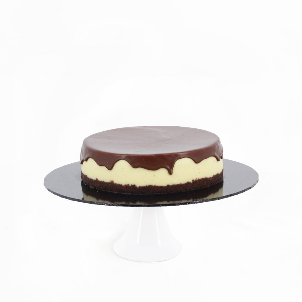 Eggless vanilla cheesecake with a crunchy chocolate base
