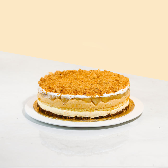 Cheesecake with warm cinnamon apples and crumble, lined with a crunchy feuilletine bottom
