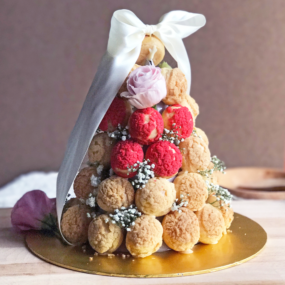 Croquembouche consisting of classic, chocolate and lemon creampuffs