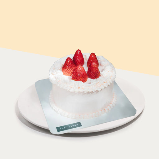 Sponge cake with Chantilly cream with fresh fruits