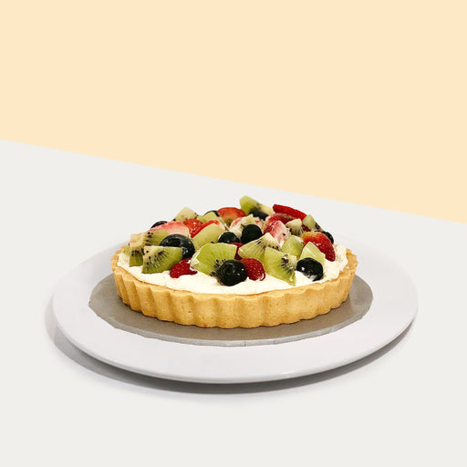 Tart with cream custard fillings, topped with kiwis, blueberries and strawberries