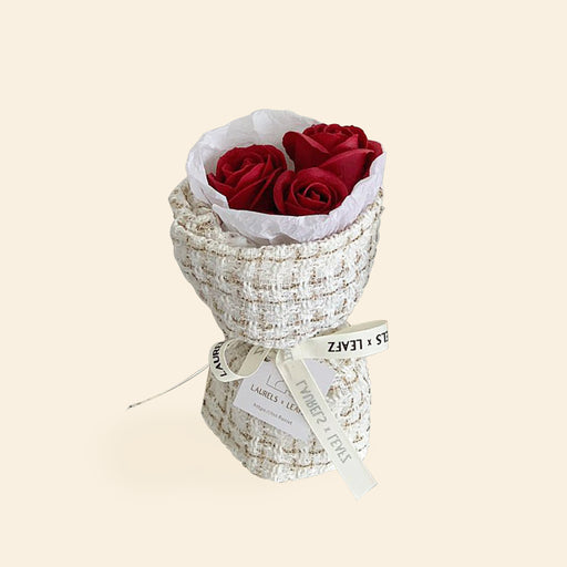 Mini bouquet of 3 roses, wrapped in a Chanel inspired fabric