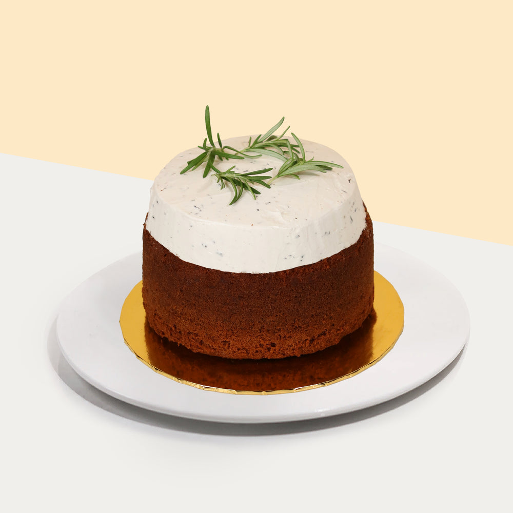 Butter cake coated with Earl Grey cream and rosemary 