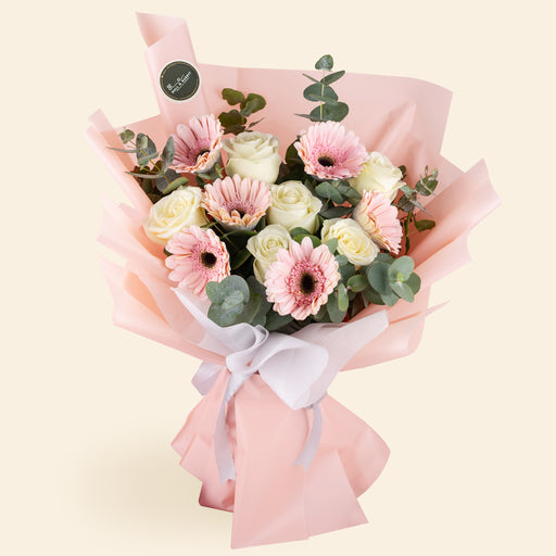 Bouquet of flowers made of cream roses and gerbera