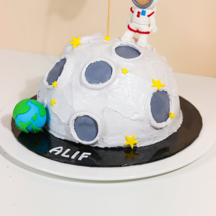 Astronaut in Space - Cake Together - Online Birthday Cake Delivery